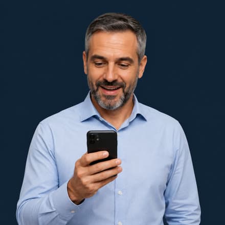 Pessoa lendo uma mensagem no celular